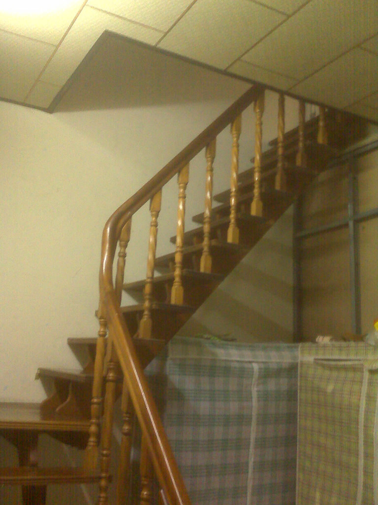 Cái cầu thang gỗ lên gác, nơi mẹ em ngủ, cũng là nơi phát ra tiếng phịch phịch buổi tối, lúc này điện sáng, chứ tối thì em...ứ dám đi lên cái cầu thang này 